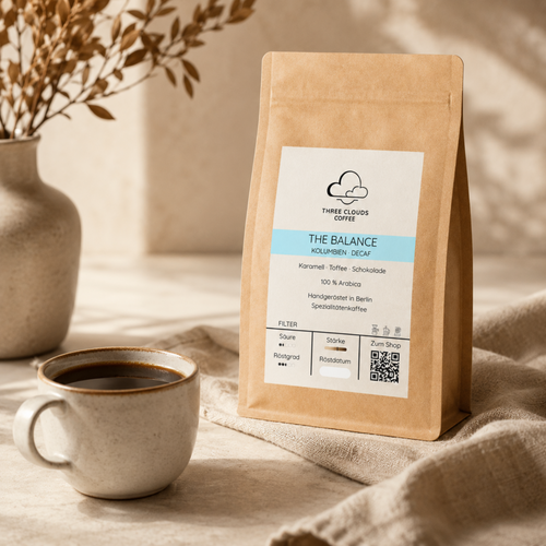 Tasse entkoffeinierter Specialty Coffee The Balance Decaf von Three Clouds